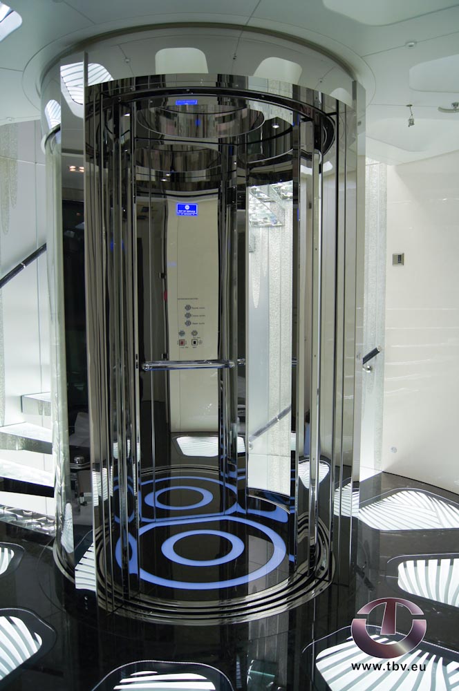 Glazen lift Extreme Exclusive B.V. in productie RVS